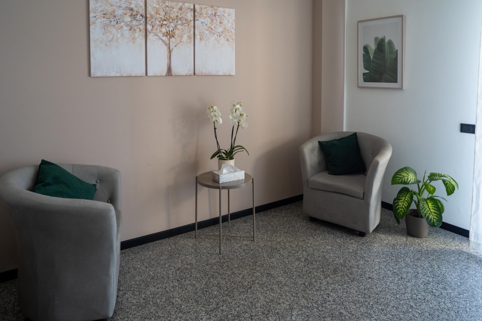 Sala colloqui dello studio STP Eos a Seriate con poltrone e quadro