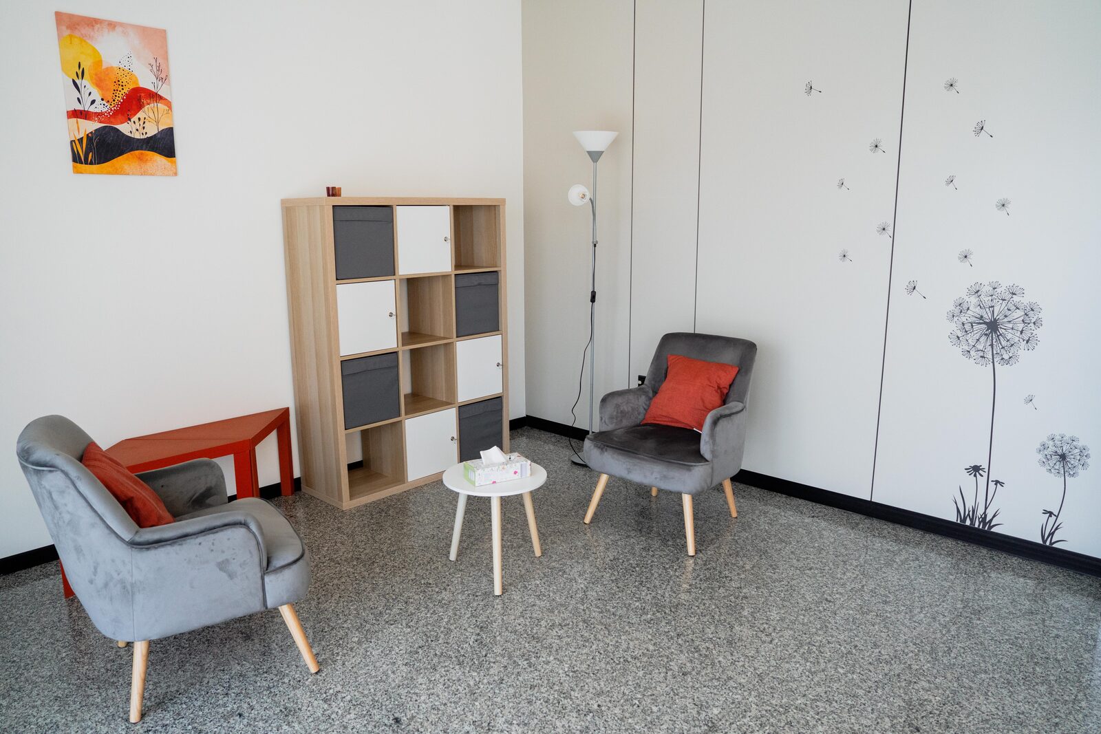 Angolo lettura dello studio STP Eos a Seriate con poltrone e libreria